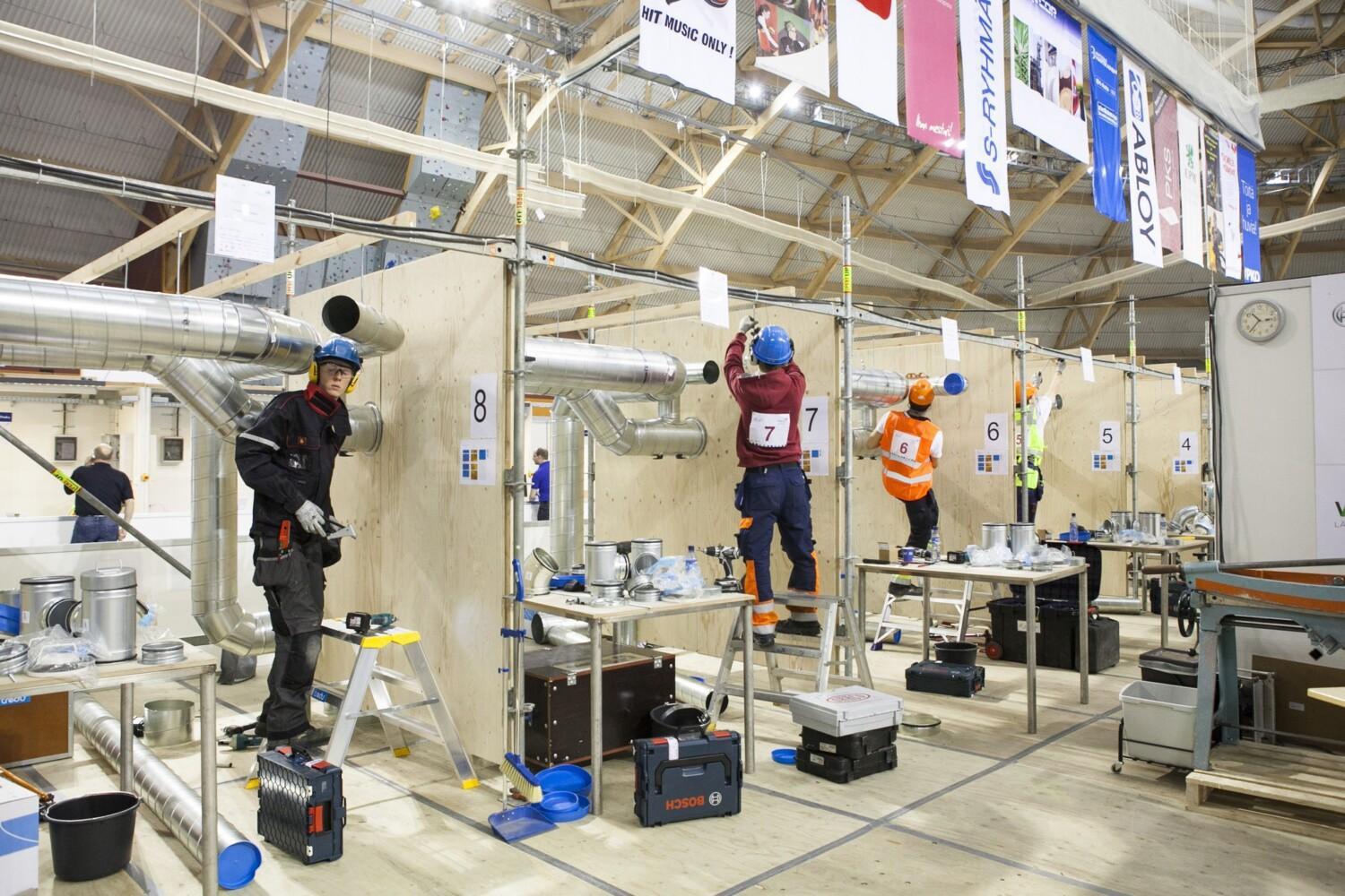 Taitaja2013: ilmastointiasennuksen kilpailijat työskentelevät omissa loosseissaan. Kuva: Skills Finland/Antti Varonen