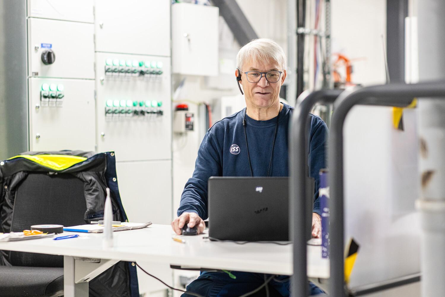 ISS Omena-palkinnon voittaja Pauli Hyvärinen kuvattuna Pohjois-Savon Osuuspankin tiloissa.