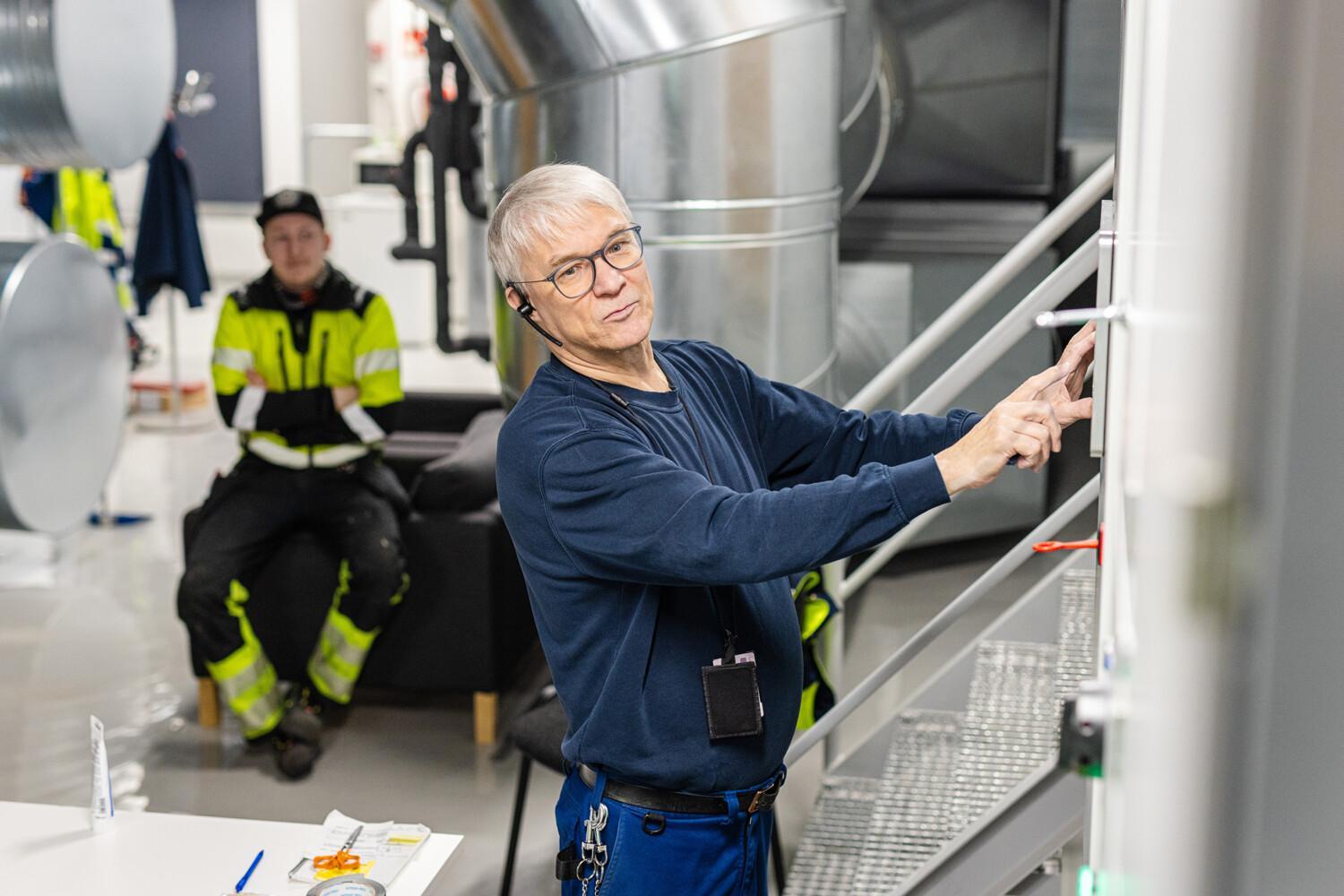 ISS Omena-palkinnon voittaja Pauli Hyvärinen kuvattuna Pohjois-Savon Osuuspankin tiloissa.